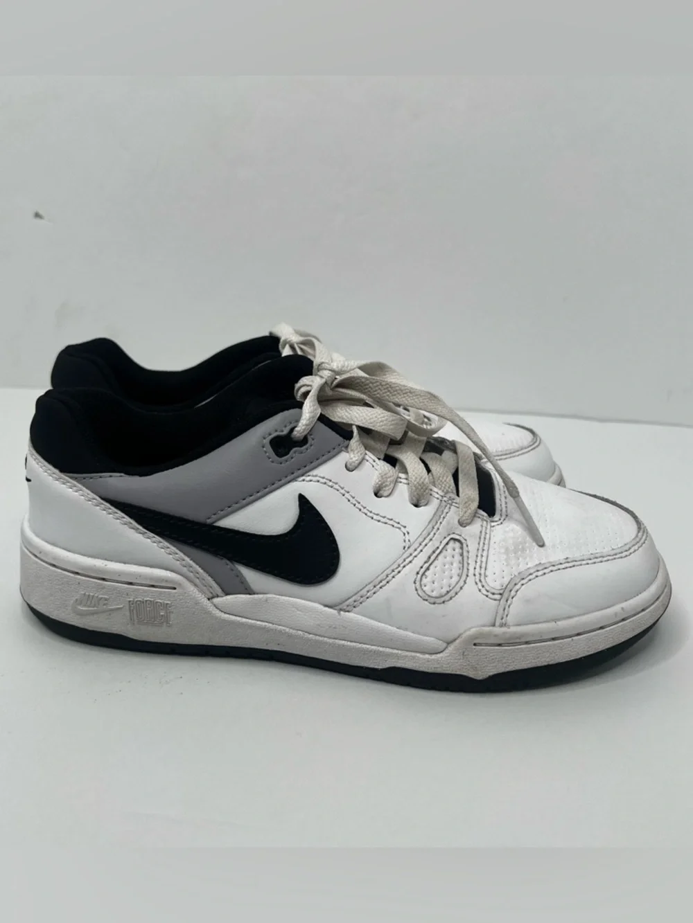 Nike Full Force Low Sneakers Youth Kids Sz 4.5 White & Black Basketball Casual